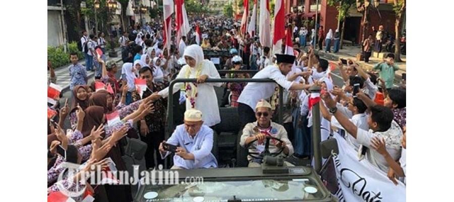 Kemeriahan Warga Jawa Timur Sambut Gubernur dan Wakil Gubernur Baru Buat Turis Asing Ikut Serta Mengabadikan Momen Kirab Khofifah-Emil